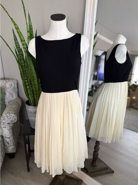 ✨ Talbots Black & Cream Pleated Dress ✨
🖤🤍 Classic + elegant size 8